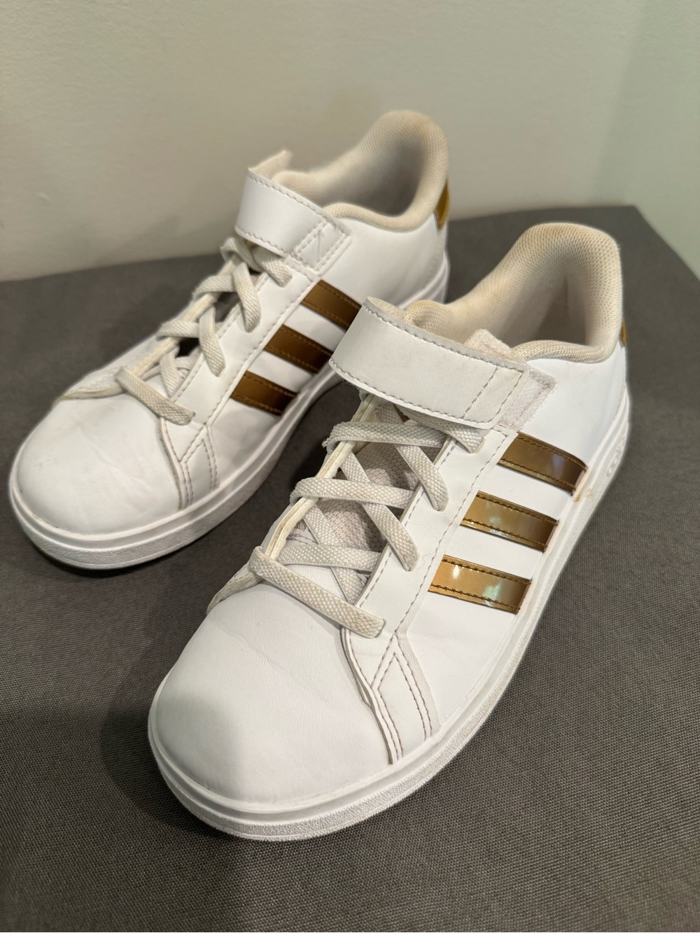 Adidas Sneakers Unisex Kids White Gold Size 3 US Low Top Grand Court Shoes